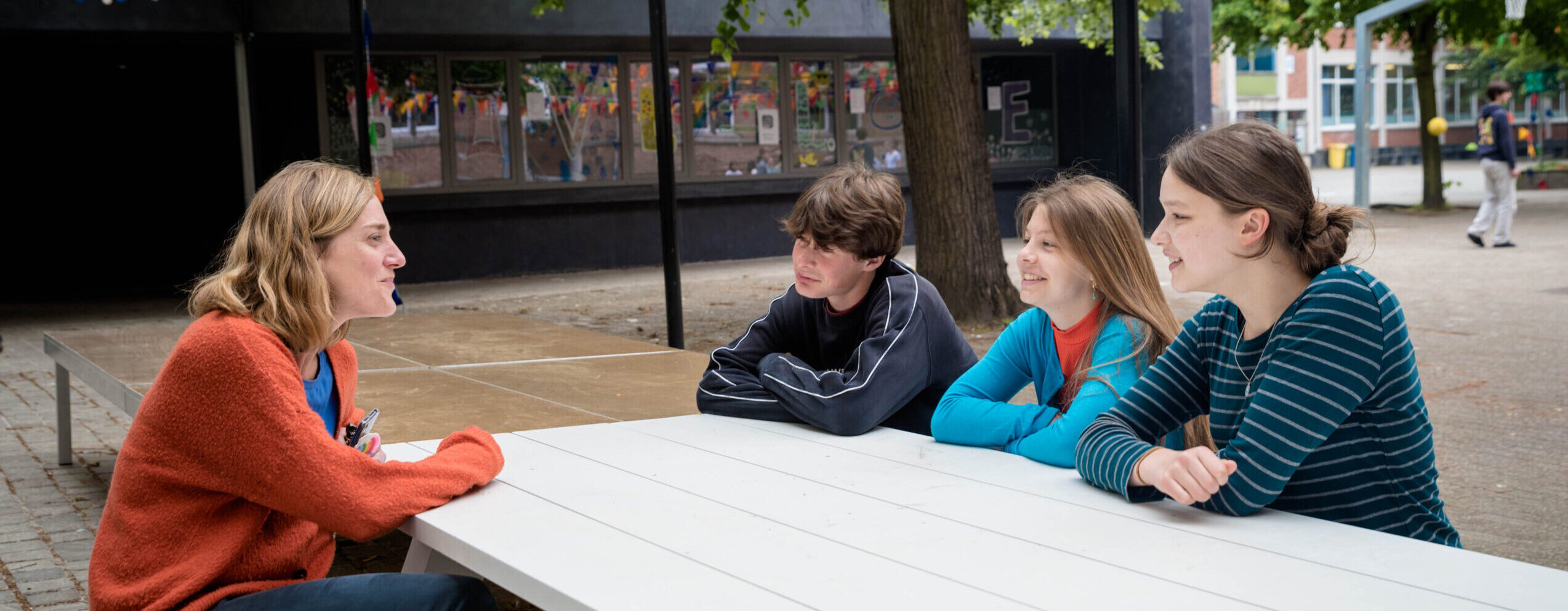 "Els is de leerlingbegeleider. Ze staat in voor het individueel begeleiden van leerlingen, socio-emotioneel en op vlak van leerzorgen."